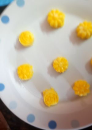 होम मेड पीली बटर(Home made yellow butter recipe in Hindi) रेसिपी मुख्य फोटो