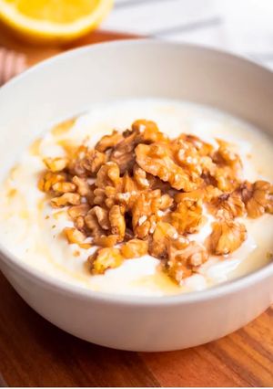 Zdjęcie przepisu Jogurt grecki z orzechami włoskimi 539kcal.