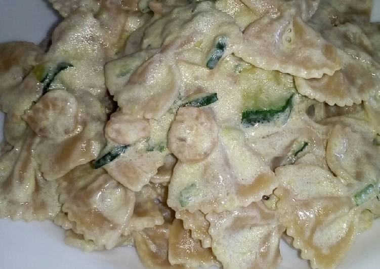 Farfalle integrali con panna, gamberetti e zucchine