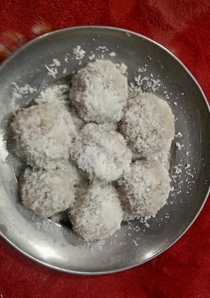 A picture of Coconut laddo.