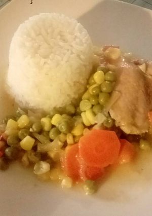 Una foto de Pollo al vino con verduras