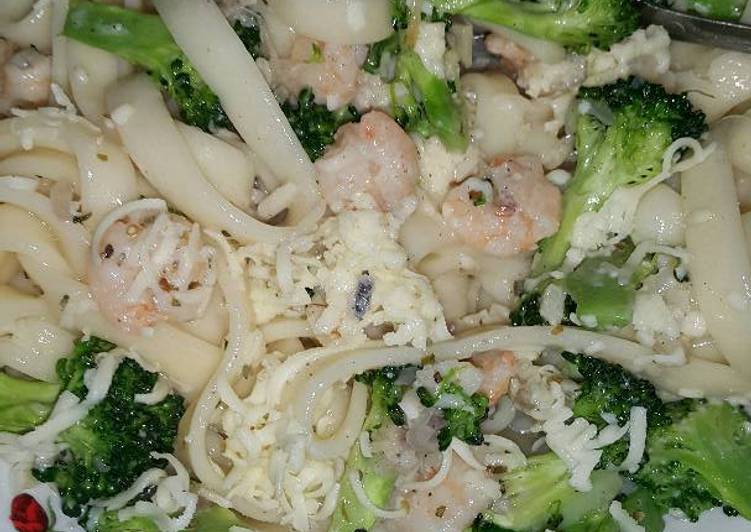 Fettuccine with shrimp and broccoli