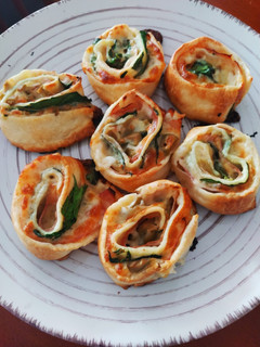 Una foto de Rolls jamón, queso y espinaca