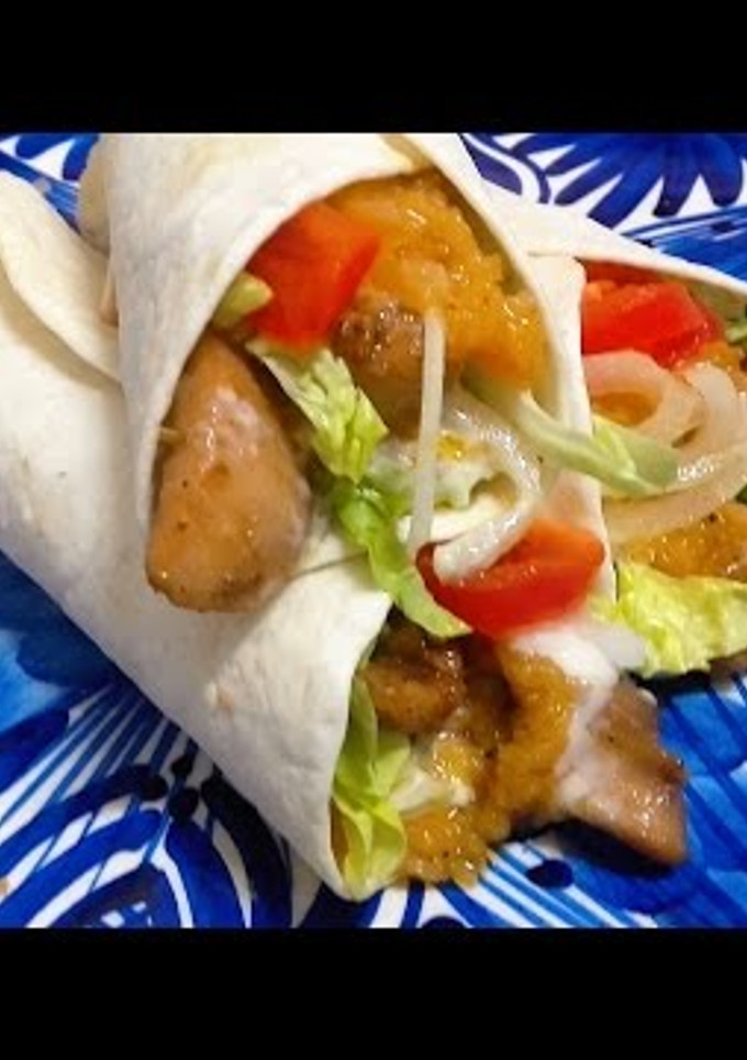 Una foto de Shawarma de pollo estilo hindú (durum kebab)