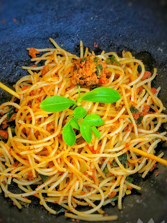 A picture of Stir fry pasta.