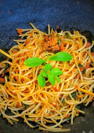 A picture of Stir fry pasta.