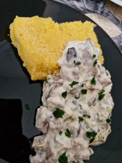 O poză a rețetei Hribi cu smântână și mămăliguță.