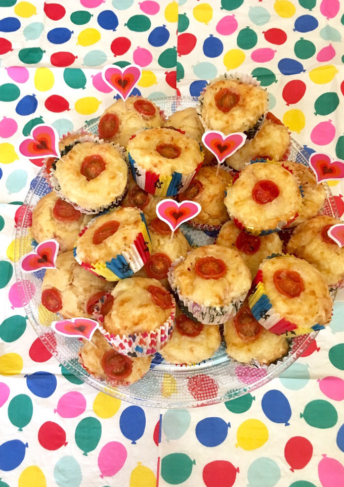Una foto de Muffins salados - con queso, bacon  y tomatitos cherry🧀🥓🍅