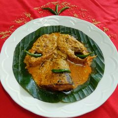 A picture of Hilsha Fish in Mustard Curry/ Sorse illish.