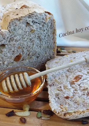 Foto principal de Pan con frutos secos elaborado con la panificadora
