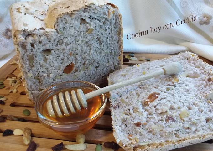 Pan con frutos secos elaborado con la panificadora Receta de Cecilia  Lascaux 