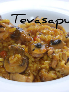 Una foto de Arroz meloso de setas y calamares