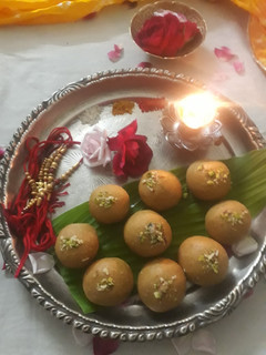 बेसन के लड्डू (besan ke ladoo recipe in Hindi) रेसिपी मुख्य फोटो