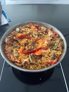 Una foto de Arroz con conejo en paella