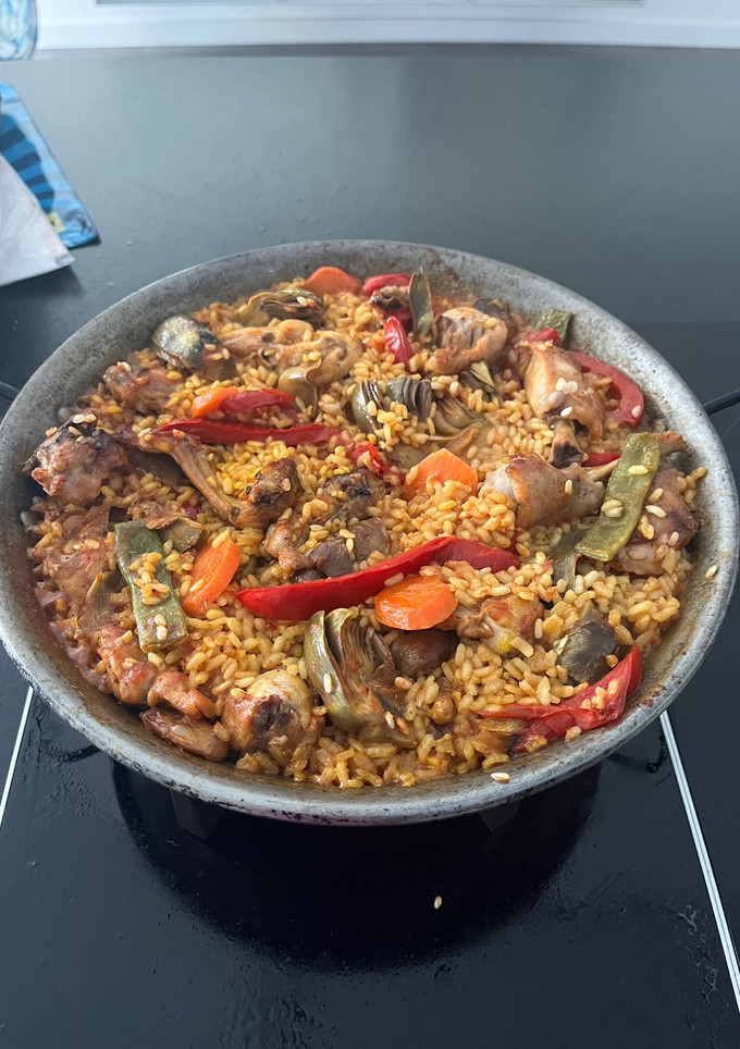 Una foto de Arroz con conejo en paella