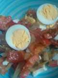 Ensalada de tomate, huevo y cebolla dorada