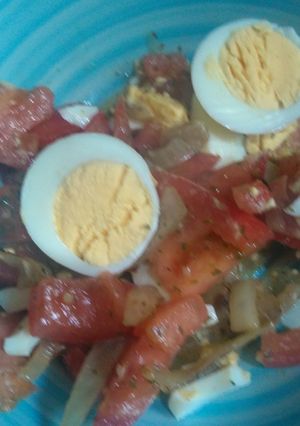 Una foto de Ensalada de tomate, huevo y cebolla dorada