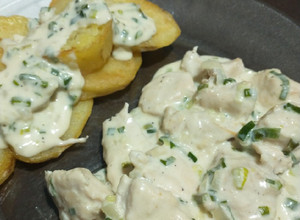 Una foto de Pollo a la crema con verdeo y papas