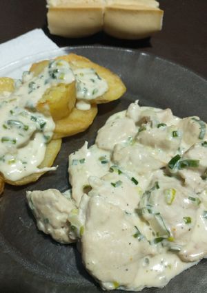 Una foto de Pollo a la crema con verdeo y papas