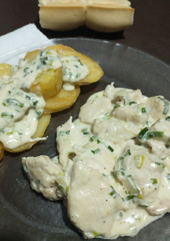 Una foto de Pollo a la crema con verdeo y papas
