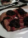 Coca integral de morcilla y pimientos