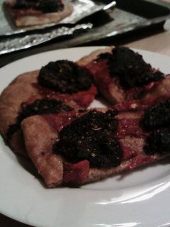 Una foto de Coca integral de morcilla y pimientos