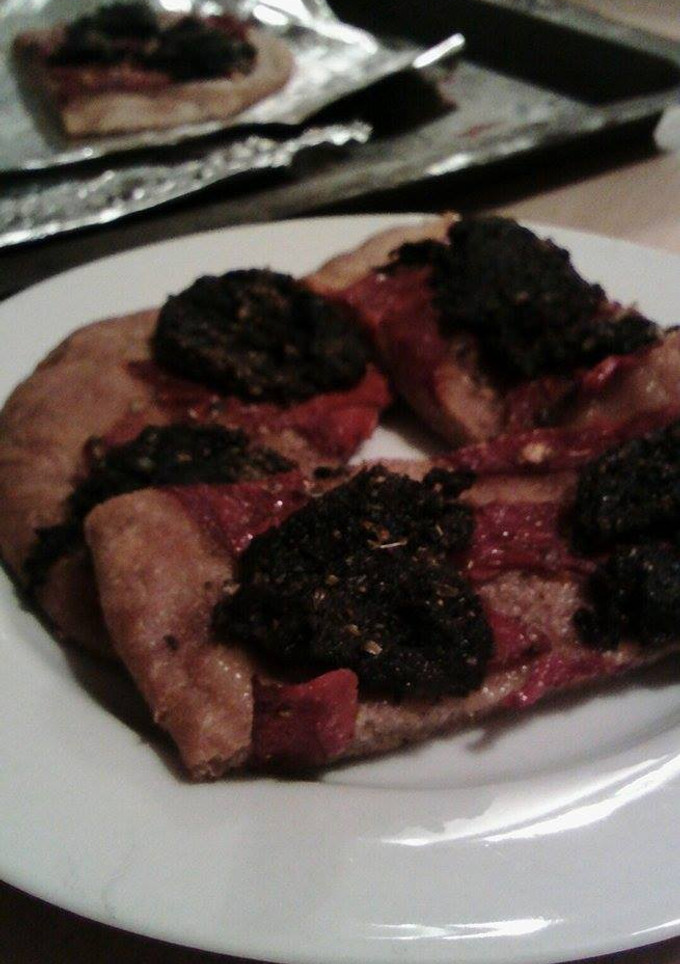 Una foto de Coca integral de morcilla y pimientos