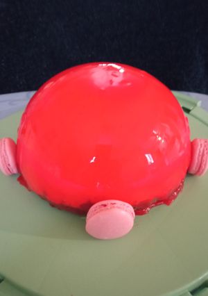 Une photo de Dôme entremet vanille chocolat framboise