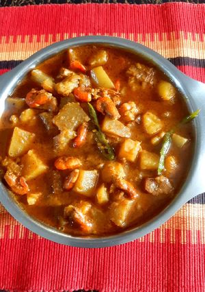 কাঁচা কলা ও কাঁচা পেঁপে দিয়ে চিংড়ি মাছের ঝোল রেসিপির প্রধান ছবি