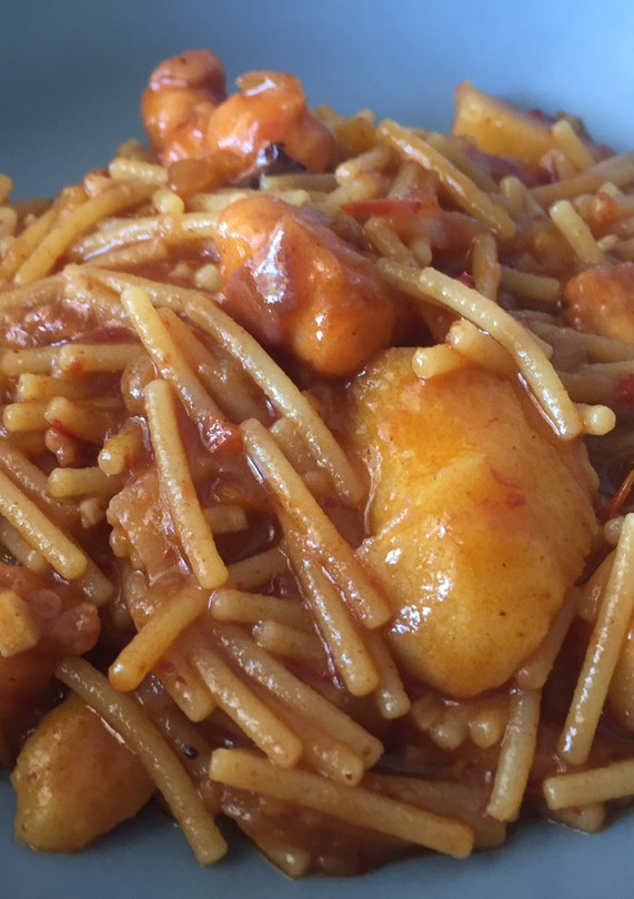 Una foto de Fideos con pulpo