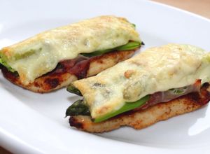 Zöld spárgás-sonkás csirkemell recept fotója