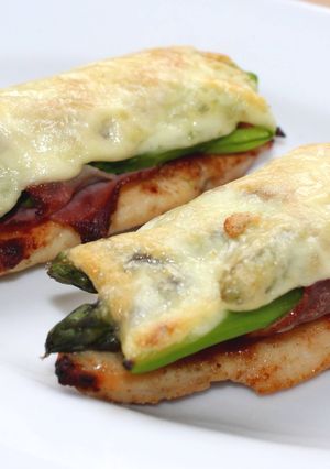 Zöld spárgás-sonkás csirkemell recept fotója