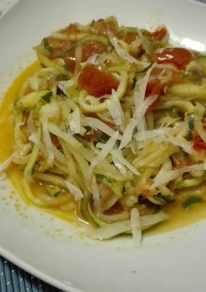 Foto di Spaghetti di zucchine con sughetto di pomodorini freschi