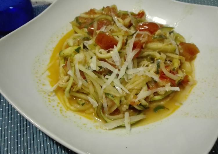 Recetta di Qualsiasi sera della settimana Spaghetti di zucchine con sughetto di pomodorini freschi