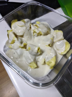 Una foto de Tortellinis con salsa de parmesano