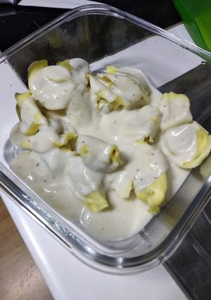 Una foto de Tortellinis con salsa de parmesano