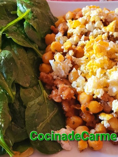 Una foto de Revuelto de garbanzos, con butifarra, huevo y toque de sobrasada y miel