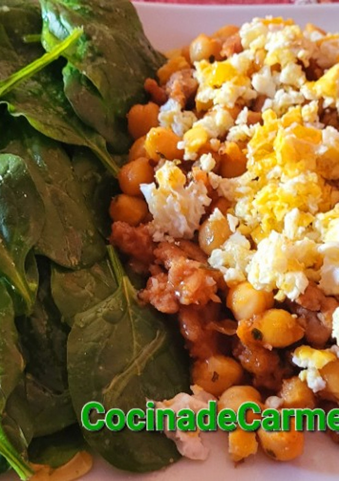 Una foto de Revuelto de garbanzos, con butifarra, huevo y toque de sobrasada y miel