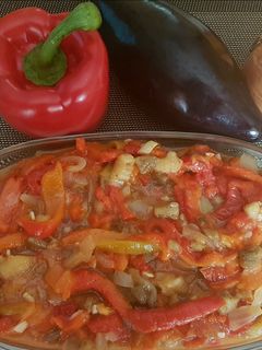 Una foto de Ensalada de pimientos rojos cebolla y berenjena asados al horno