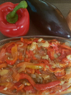 Una foto de Ensalada de pimientos rojos cebolla y berenjena asados al horno