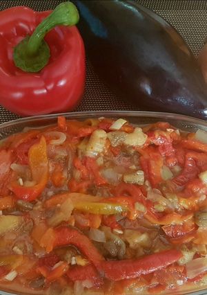Foto principal de Ensalada de pimientos rojos cebolla y berenjena asados al horno