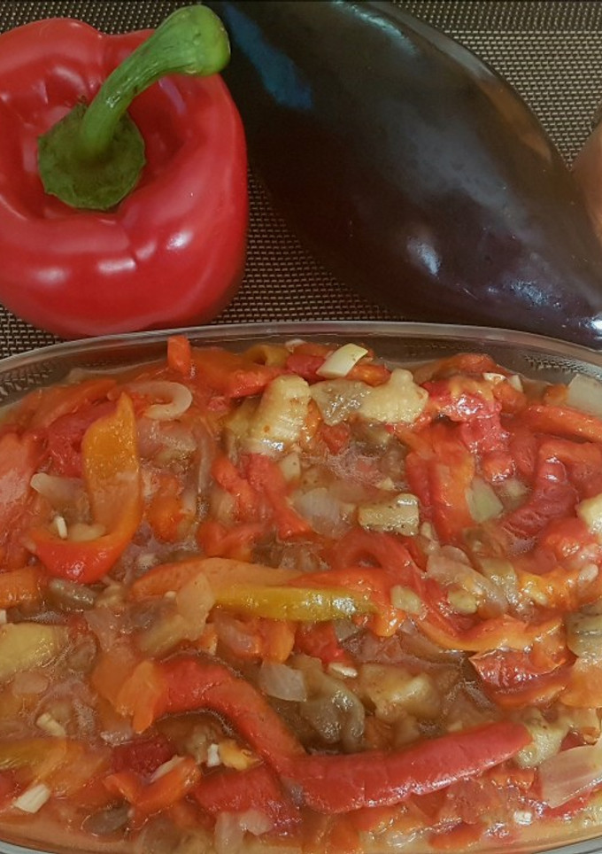 Una foto de Ensalada de pimientos rojos cebolla y berenjena asados al horno