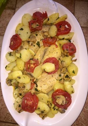 Una foto de Tilapia con patatas y champiñones