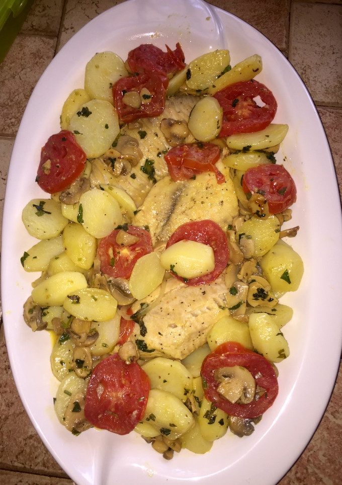 Una foto de Tilapia con patatas y champiñones