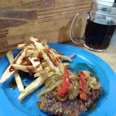 Una foto de Arañita a la criolla con papas fritas
