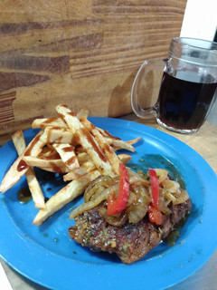Una foto de Arañita a la criolla con papas fritas
