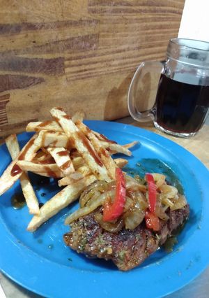 Una foto de Arañita a la criolla con papas fritas