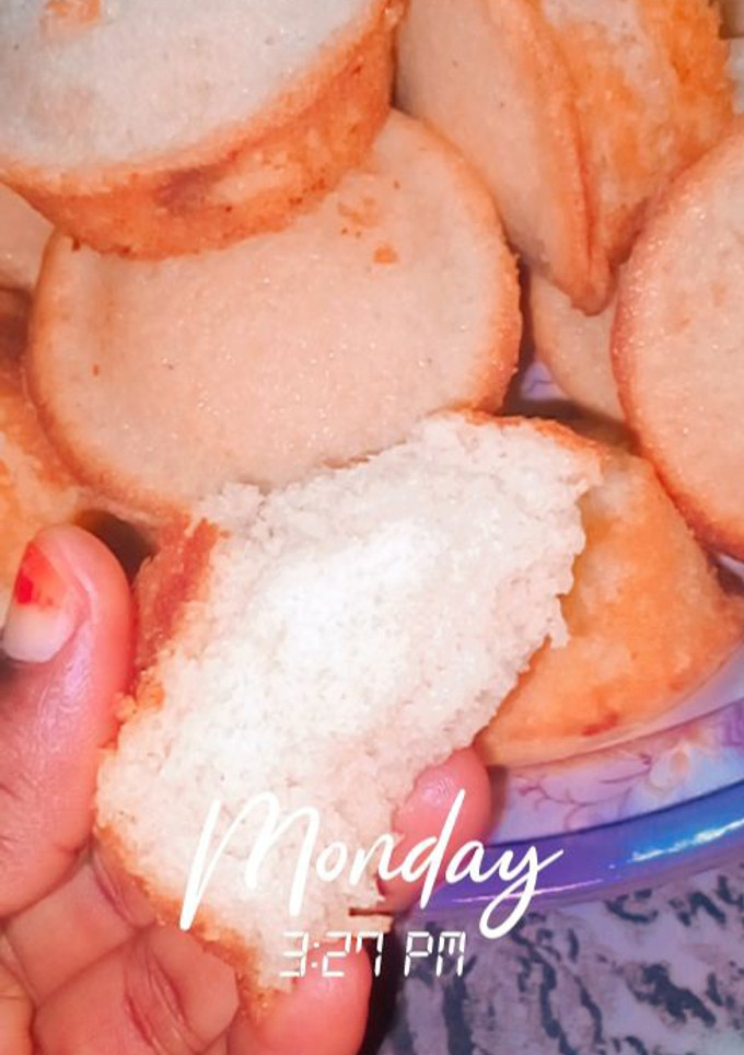 A picture of Plain and simple vanilla cupcakes.