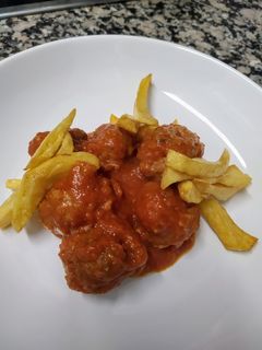 Una foto de Albóndigas con tomate