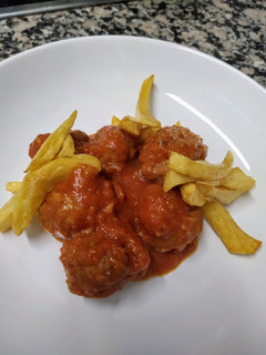 Una foto de Albóndigas con tomate